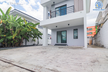 *****บ้านเดี่ยว 3 ชั้น โซนลาดพร้าว ม.โชคชัย 4 ซอย36 เนื้อที่ 55 ตร.ว. พร้อมฟังก์ชัน 4 ห้องนอน 4 ห้องน้ำ 2 ที่จอดรถ บริเวณบ้านกว้างขวาง ภายในสวยพร้อมเข้าอยู่ เข้า-ออกได้หลายเส้นทาง ใกล้ห้างสรรพสินค้าชั้นนำมากมาย เชื่อมต่อรถไฟฟ้าสายสีเหลือง "สถานีโชคชัย4" และทางด่วน "ฉลองรัช"